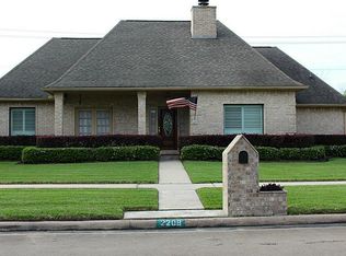 2208 Country Club Dr, Pearland, TX 77581