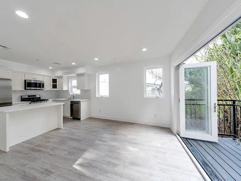 7106 Ramsgate Ave — Photo 2