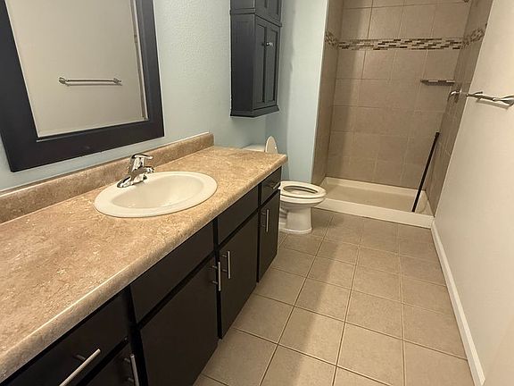 5th image of 413 Main St APT 204