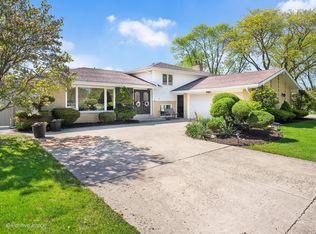 7102 Walden Ln, Darien, IL 60561