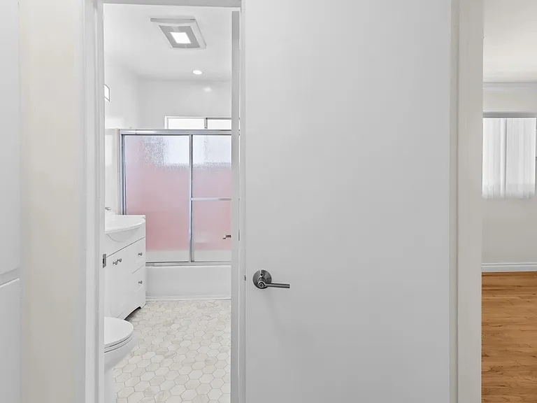 1219 Barry Ave #8 — Photo 17