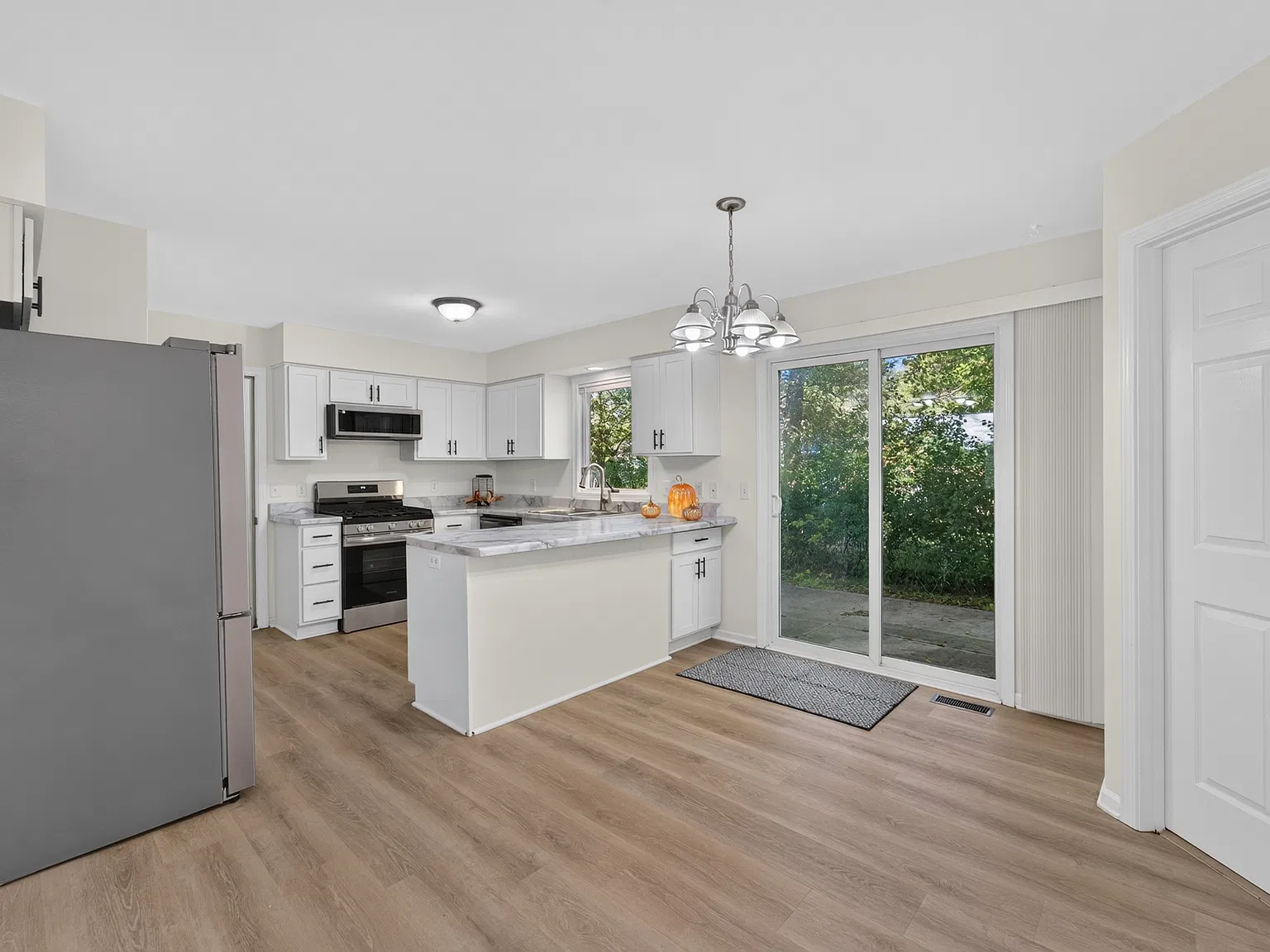 3 bed, 1.5 bath, 1352 sqft, $2,350 — Photo 2
