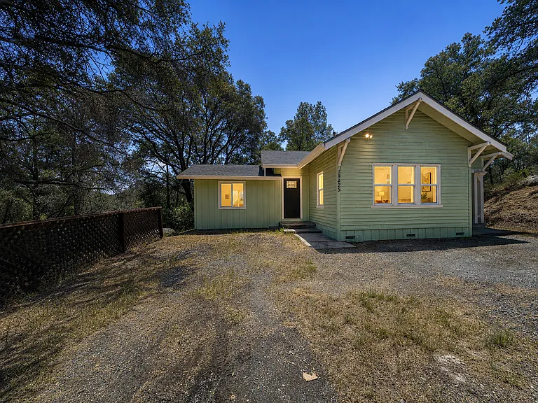 18425 Hatler Dr — Photo 2