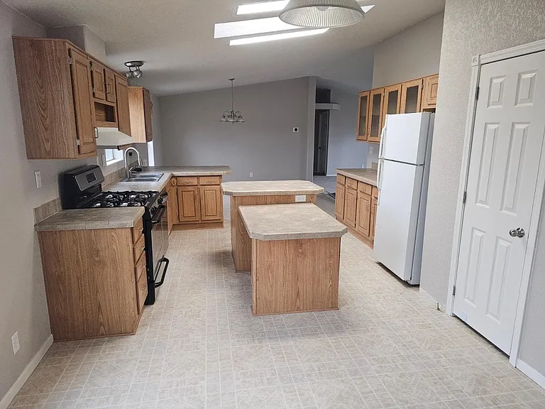 870 Quain Dr — Photo 6