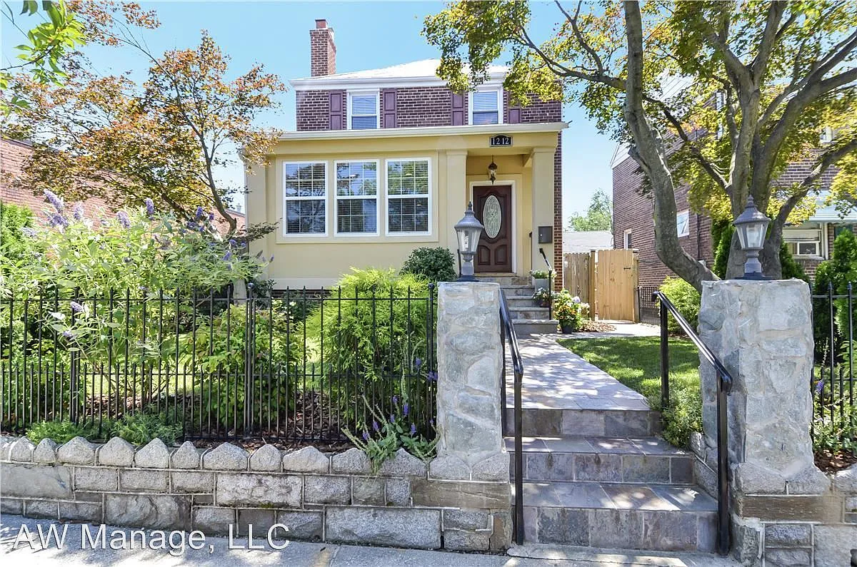 1212 Underwood St NW photo 1