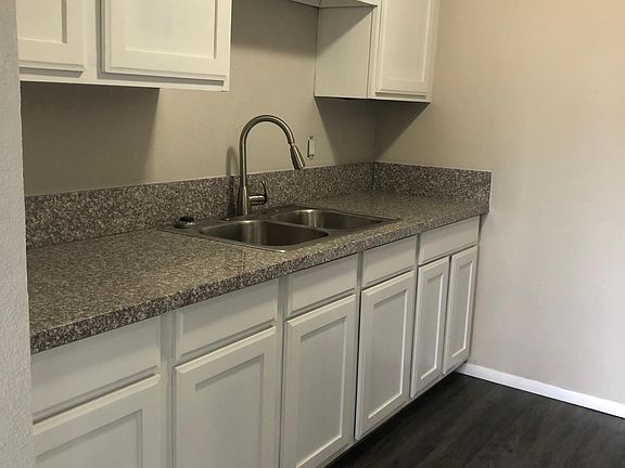 3rd image of 813 Parkview Dr APT B