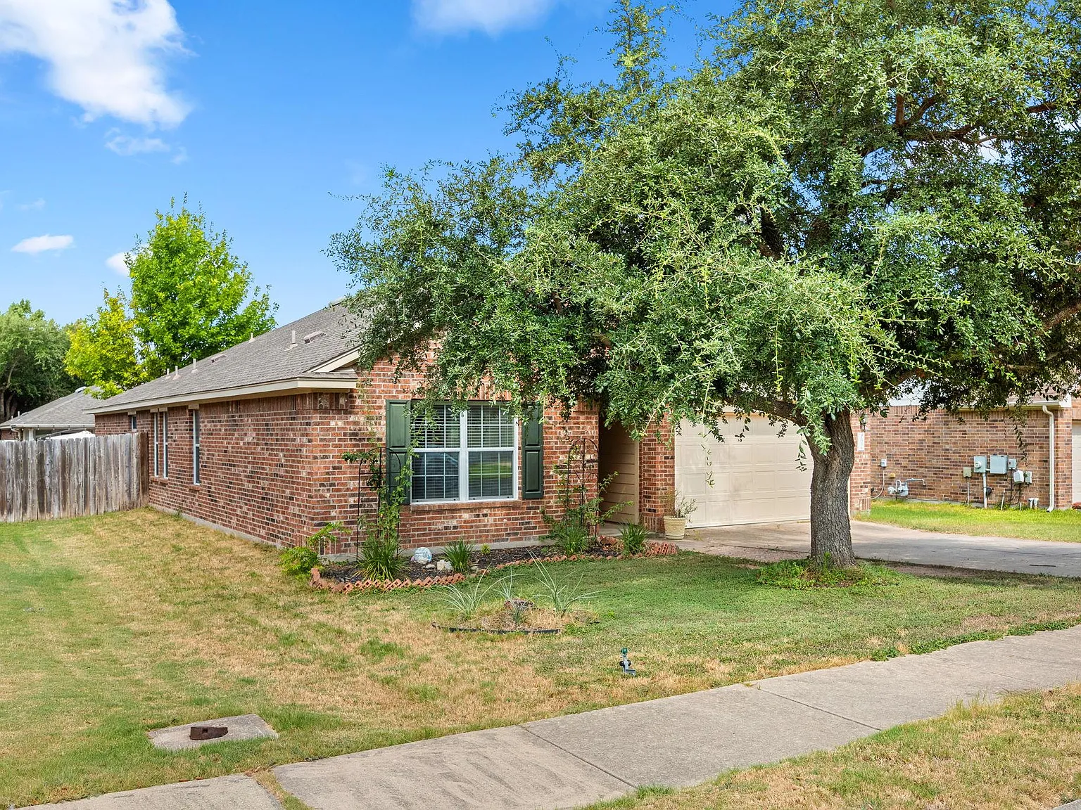 3 bed, 2.5 bath, 2100 sqft, $2,300 — Photo 2