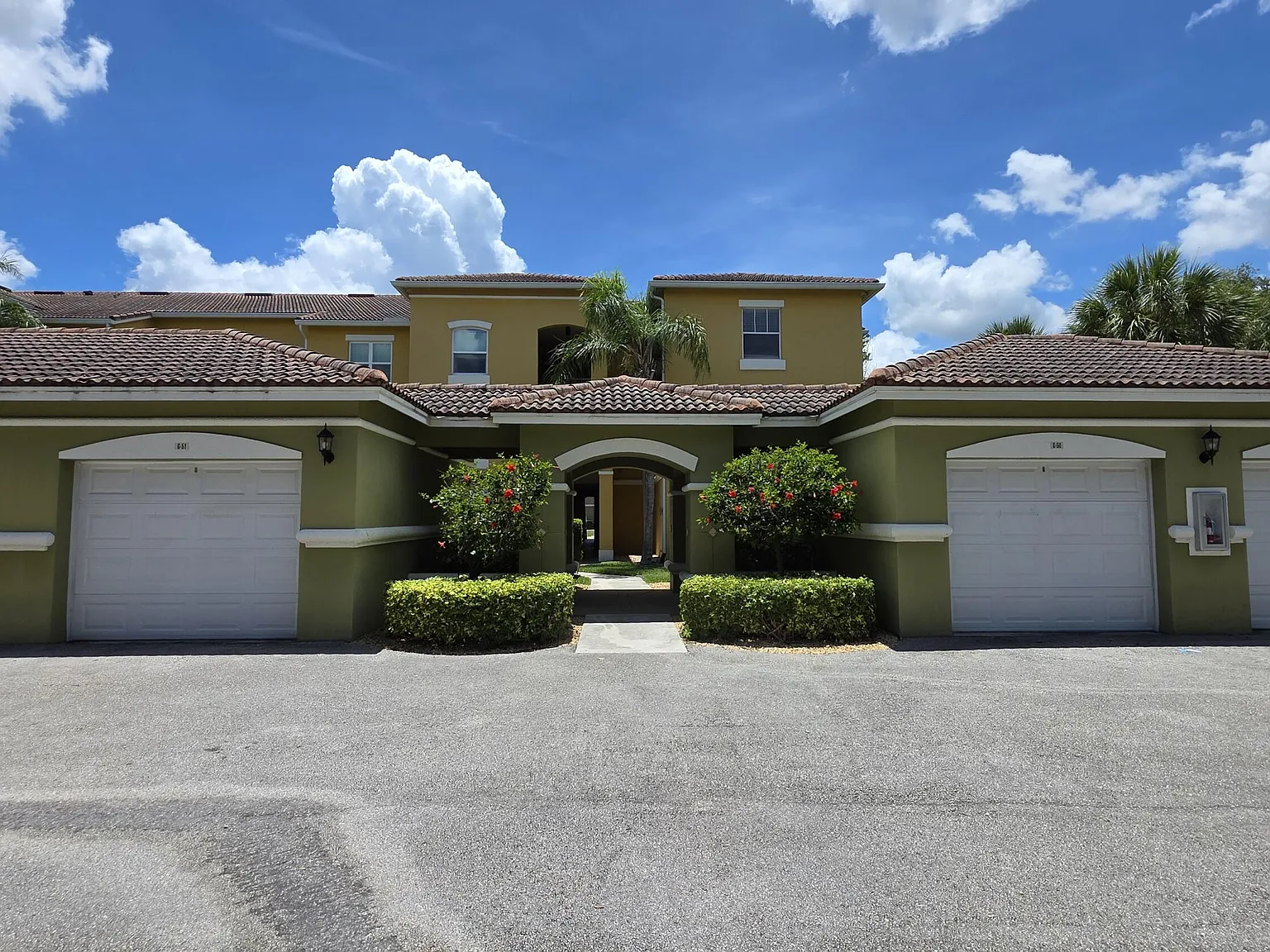 2 bed, 2.0 bath, 994 sqft, $1,850 — Photo 2