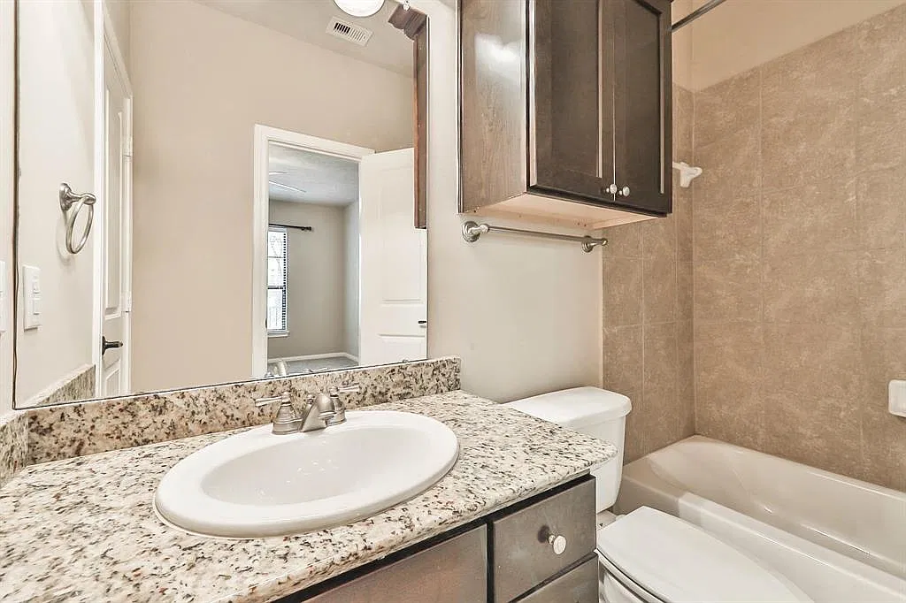 3 bed, 2242 sqft, $3,200 — Photo 3