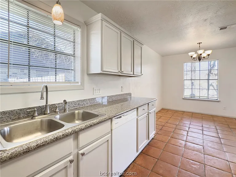 3003 Highwood Ln — Photo 6
