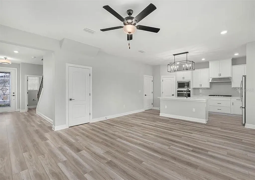 4 bed, 2.5 bath, 1817 sqft, $3,200 — Photo 2