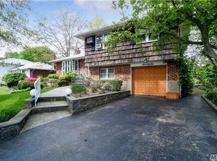 76 Grohmans Ln, Plainview, NY 11803