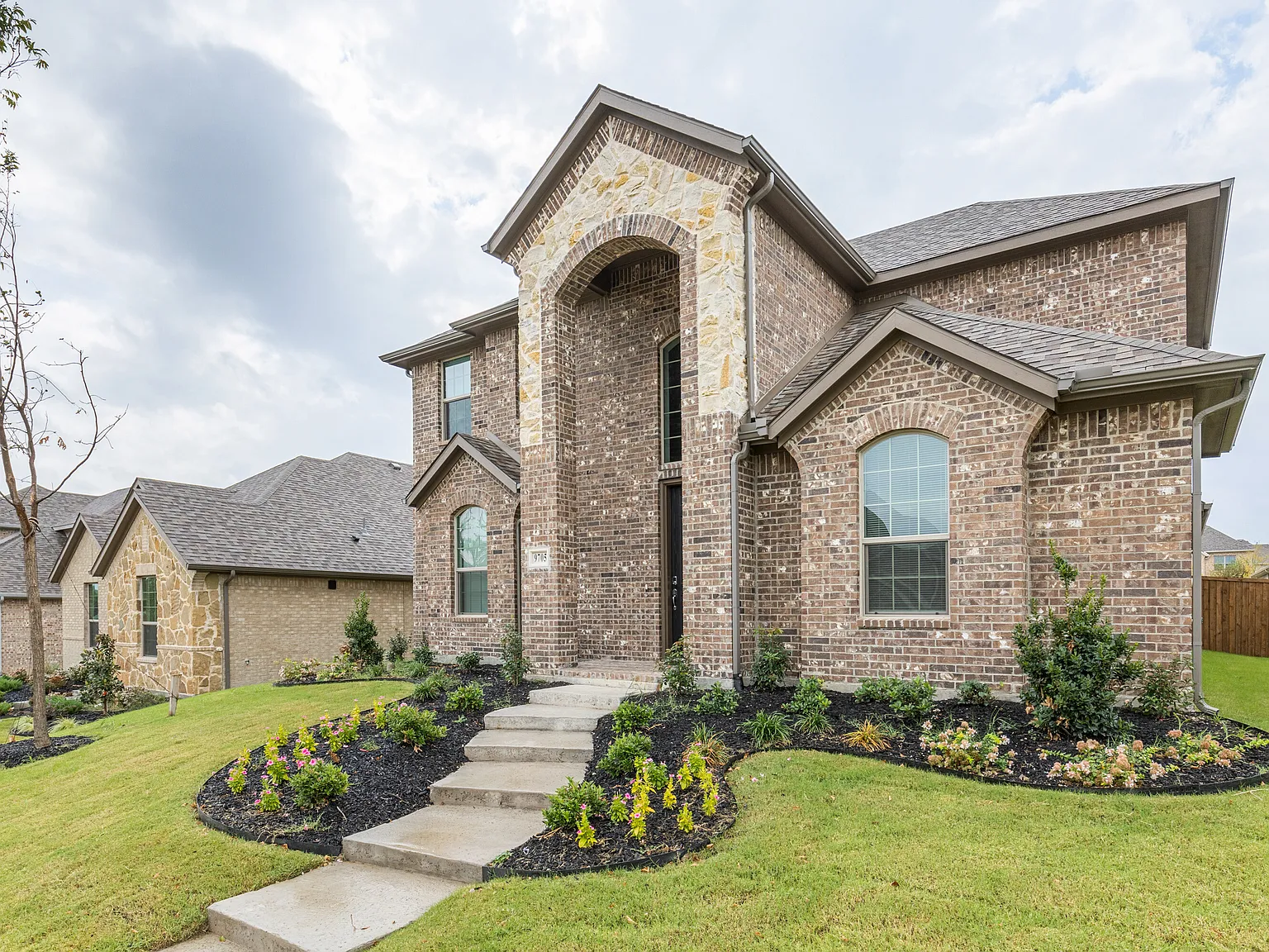 4 bed, 2491 sqft, $9,688 — Photo 3