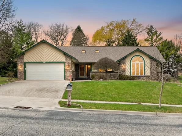 224 Deer Ridge Dr, West Bend, WI 53095