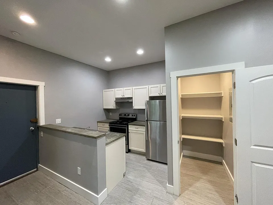 New appliances, walk in pantry
