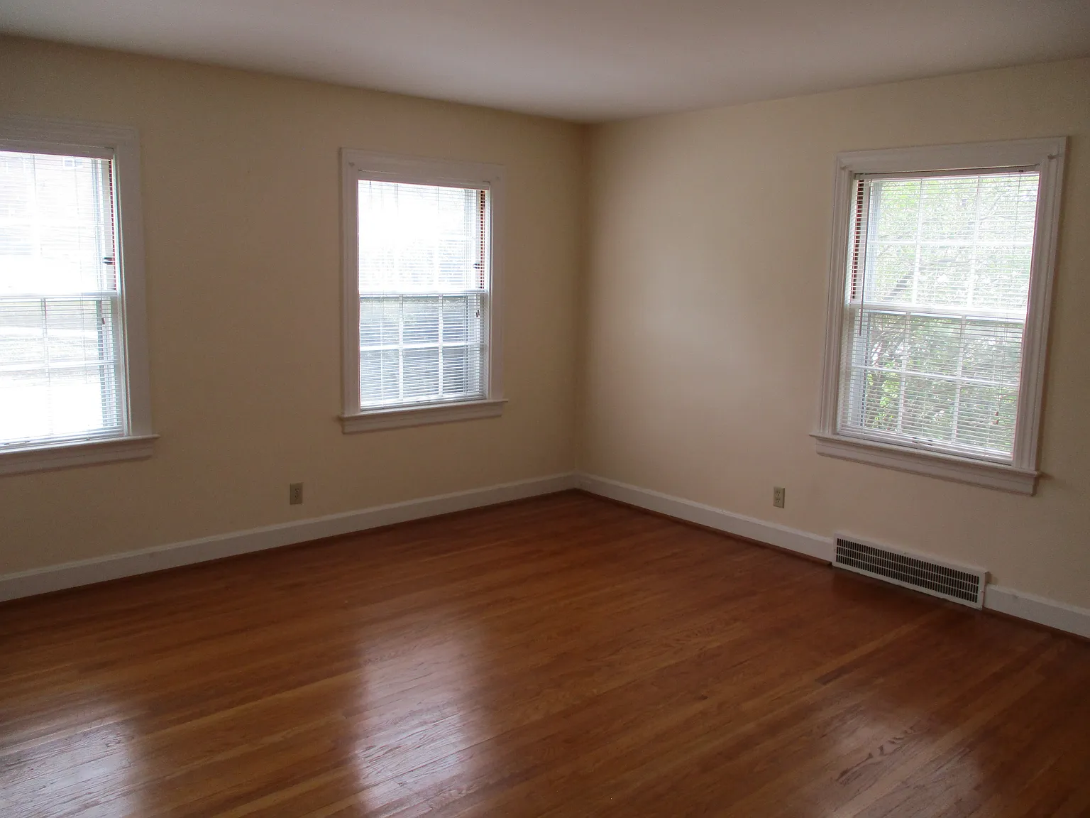 1 bed, 700 sqft, $900 — Photo 2