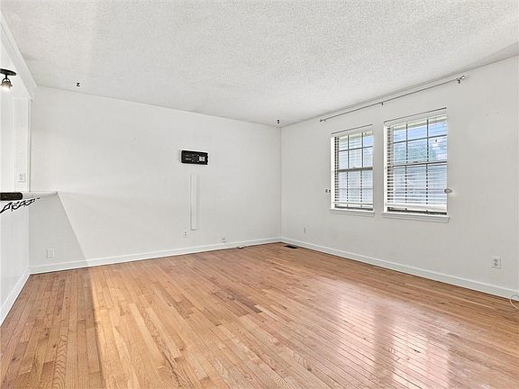 3rd image of 3704 N Woodland Ave