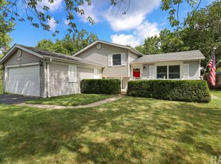 385 Northgate Rd, Lindenhurst, IL 60046