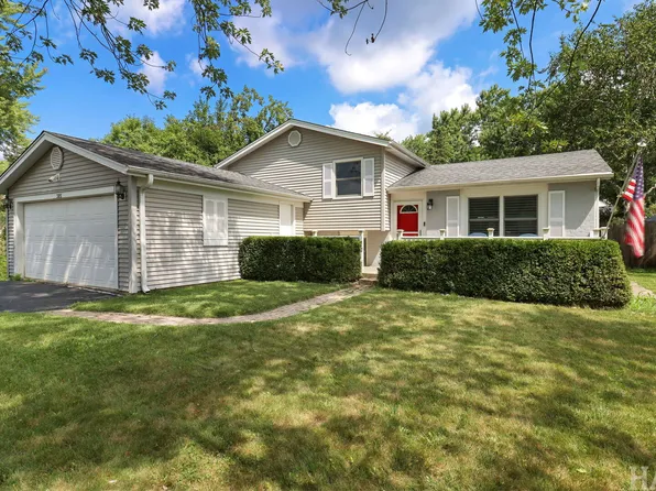 385 Northgate Rd, Lindenhurst, IL 60046