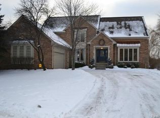 3333 Rocky Crest Dr, Rochester Hills, MI 48306