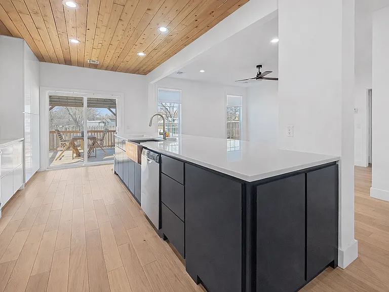 110 SE G Ct — Photo 6