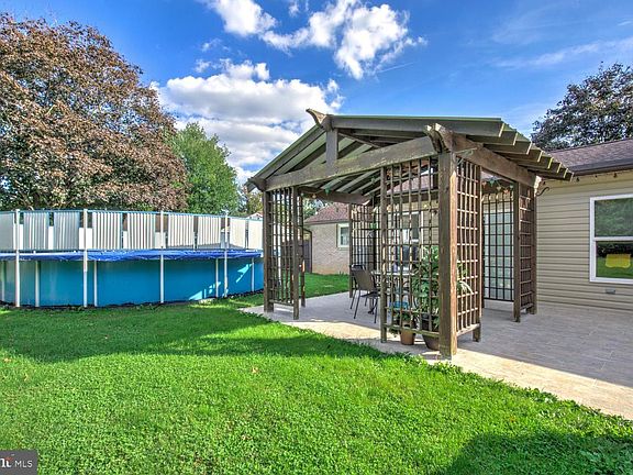 4th image of 912 Perry Rd