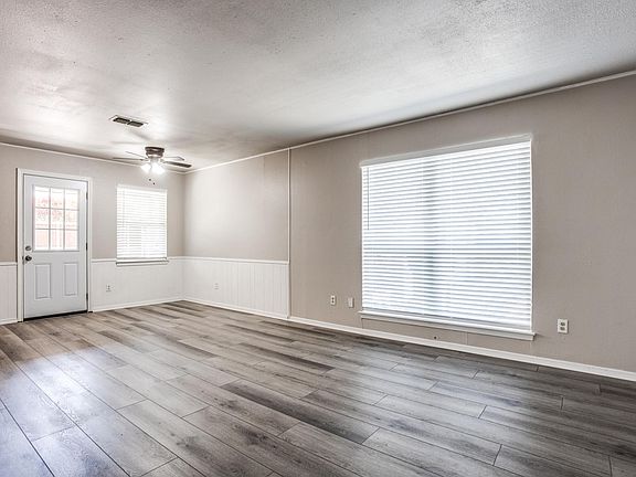 4th image of 2432 Lakeview Cir