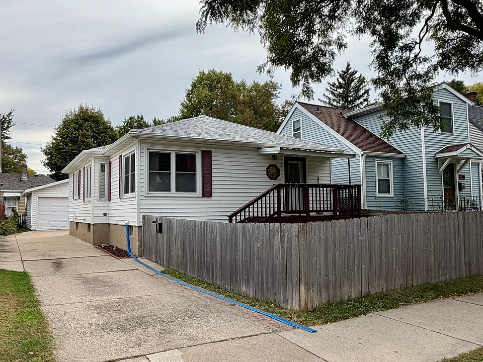 2745 Commercial Ave