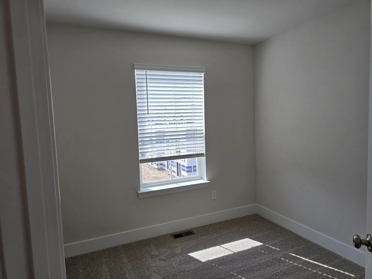 4 bed, 3.5 bath, 1889 sqft, $2,500 — Photo 2