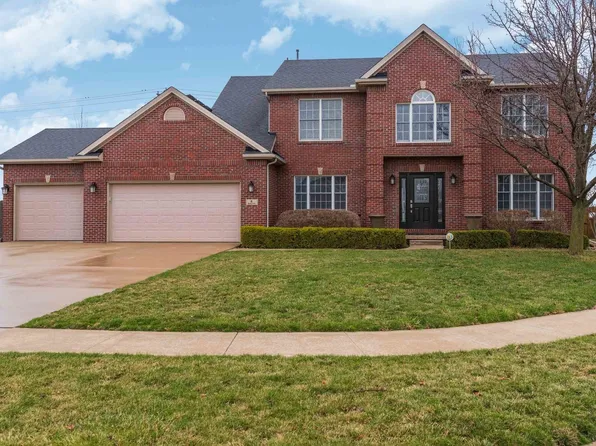 8 Brookline Ct, Bloomington, IL 61705