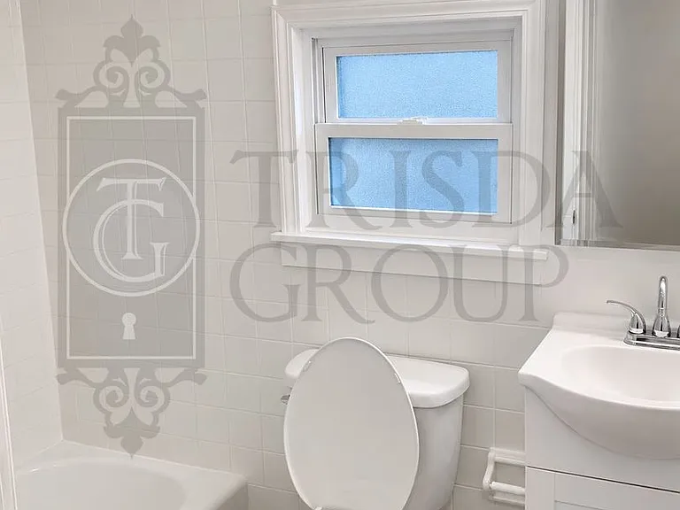2361 Bensonia Ave — Photo 14