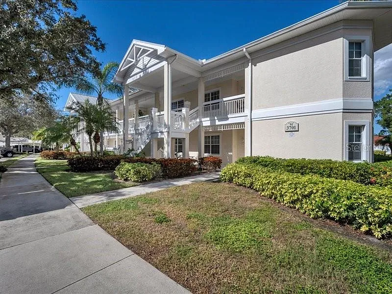 2 bed, 2.0 bath, 1215 sqft, $3,800 — Photo 2