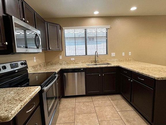 4th image of 3329 E Blackhawk Dr