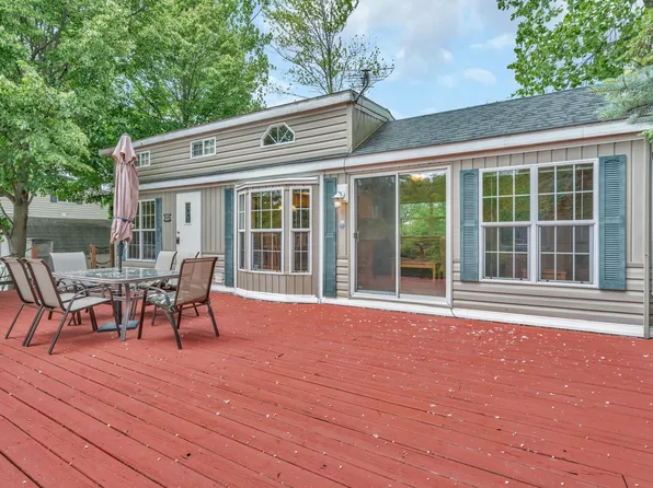 11 Lakeshore Dr, Wilmington, IL 60481
