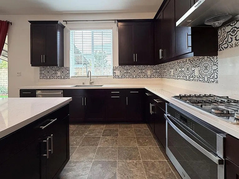 1685 Camellia Ln — Photo 7