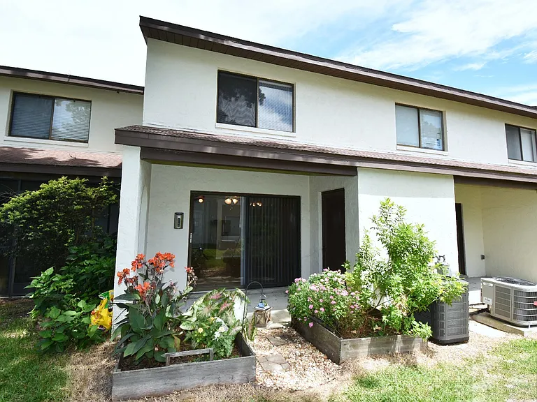 2635 SW 35th Pl — Photo 16
