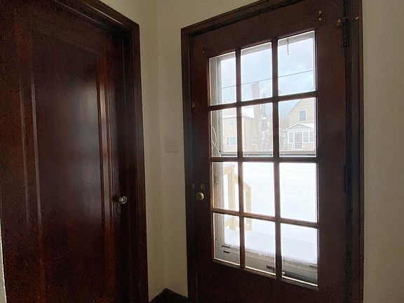 3rd image of 905 John St