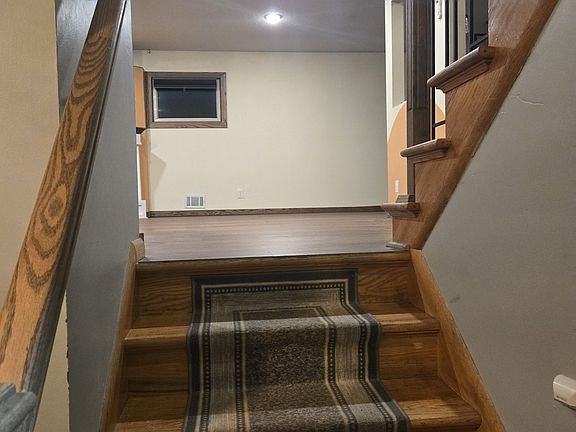 4th image of 133 Grenadier Ave N