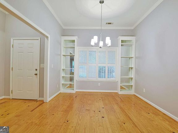 5th image of 640 Lake Dr