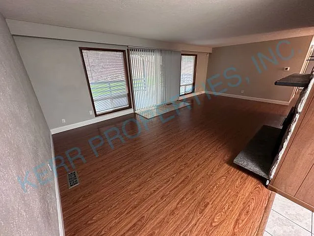 New To The Market! Spacious 4-Bedroom Retreat With 2 Full Baths In Gresham - Your New Home Awaits... — Photo 4