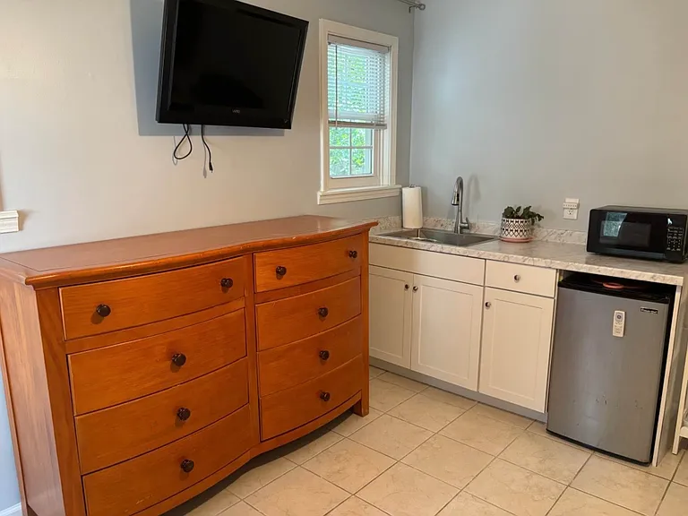 10 Manor Blvd #1 — Photo 3