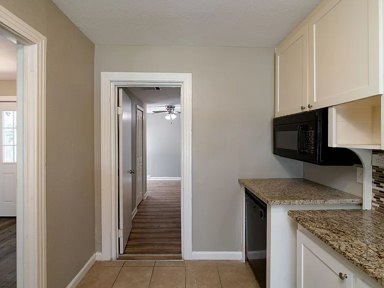 207 Hackberry St — Photo 10