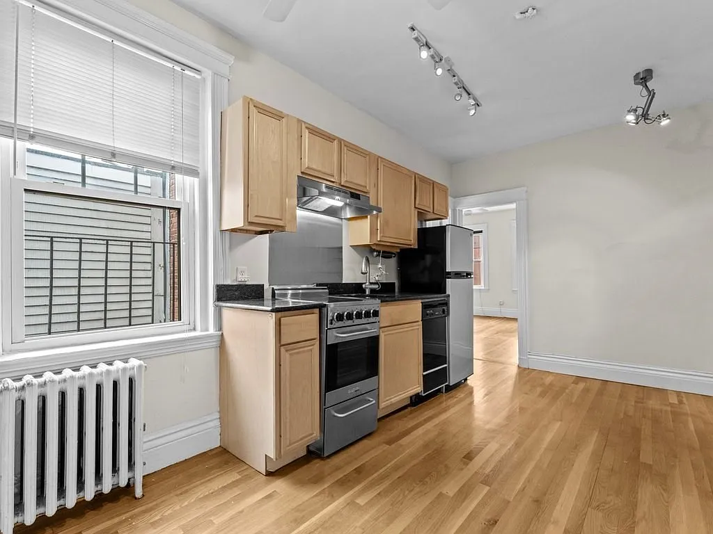 Studio, 1.0 bath, 420 sqft, $2,400 — Photo 3