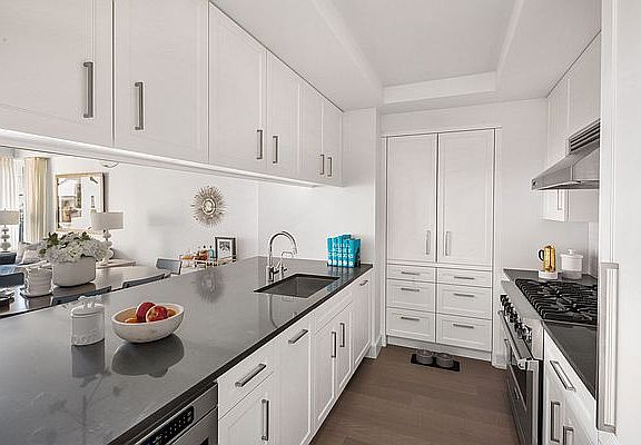 4th image of 222 W 80th St #17A