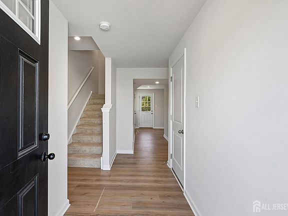 5th image of 60 Rowand Way E
