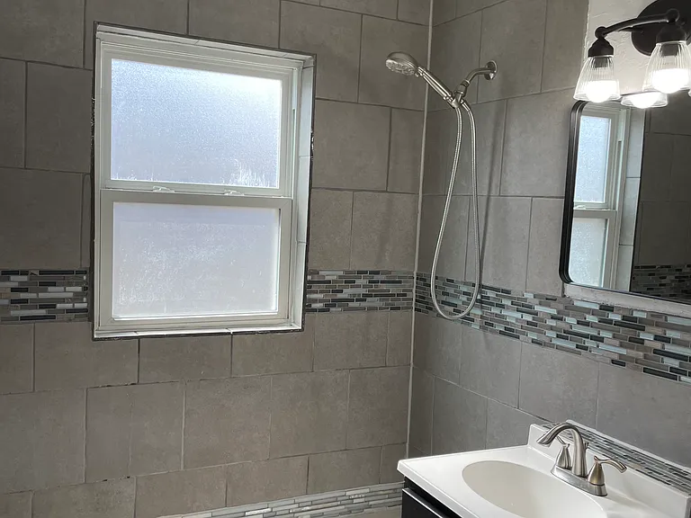 Bath tub/shower