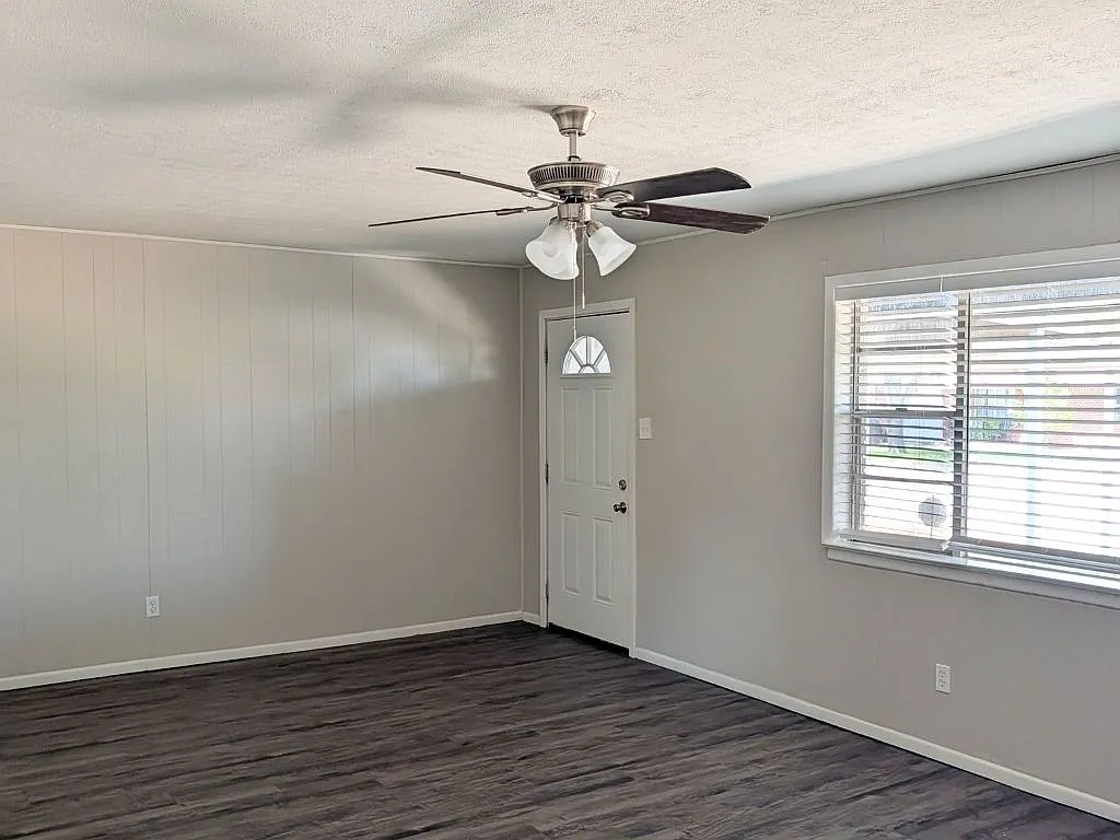 9201 Raymond Avenue — Photo 3
