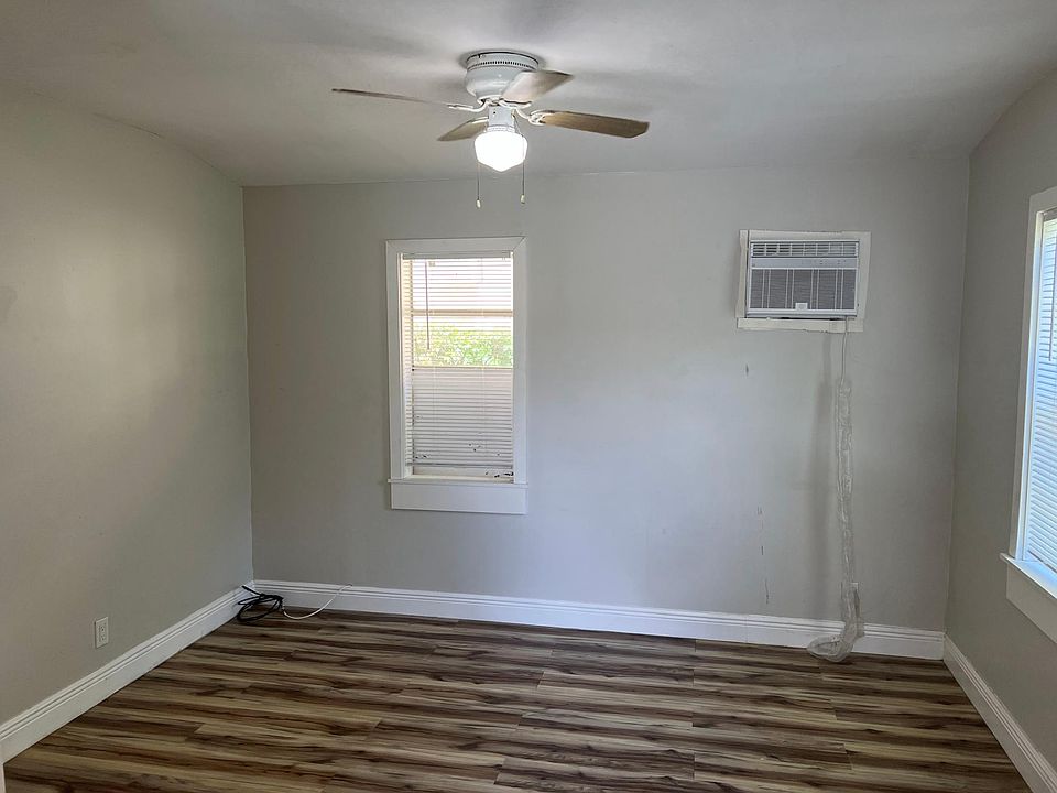 Living space- Newer A.C- Ceiling Fan
