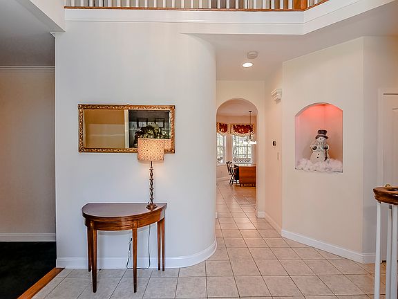3rd image of 5918 Crown Hill Dr