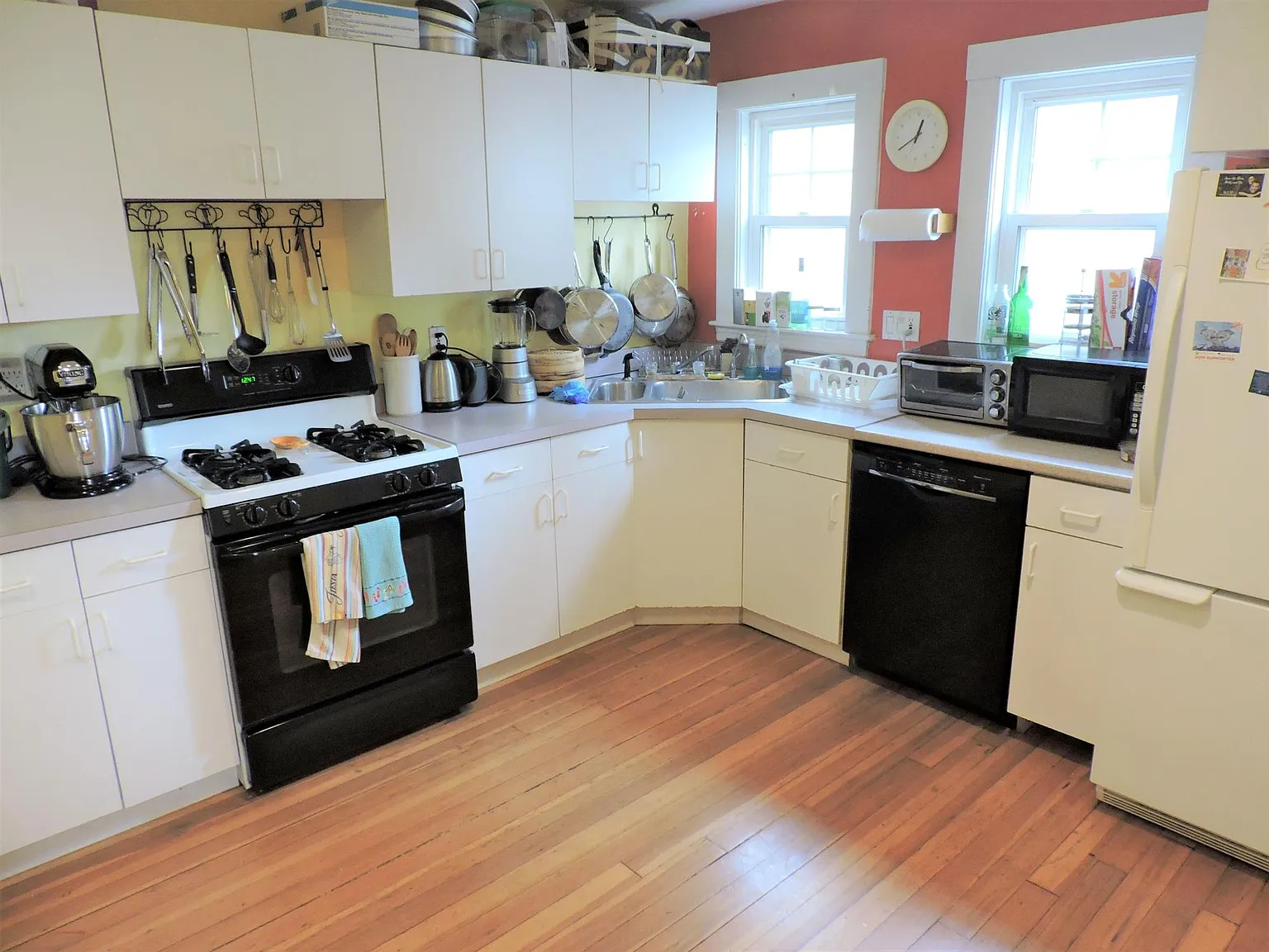3 bed, 1287 sqft, $4,200 — Photo 1